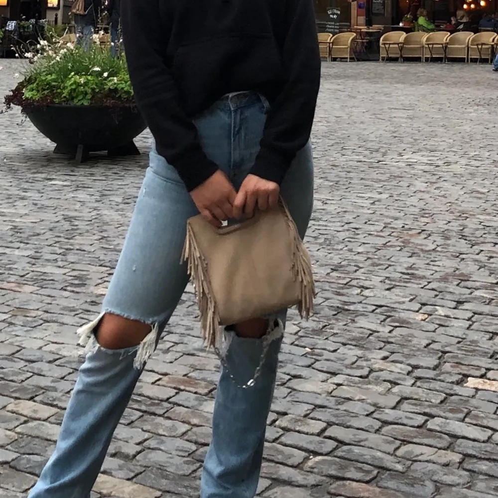 Säljer min superfina maje väska då jag rensar ut, väskan var en present och har därför inte kvar kvittot. Väskan är i bra skick, på ena sidan finns det lite missfärgningar dock. Vid köp medföljer dustbag och ett skinnband❤️❤️. Laukut & Käsilaukut.