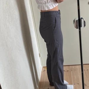 Kostymbyxor  - Säljer dessa skitsnygga kostymbyxor från esprit💫 storlek 40 men sitter bra på mig som vanligtvis har 38!!🧡