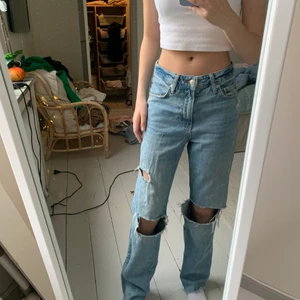 Zara jeans - Finns inte kvar att köpa i butik, dom är lite klippta där nere men sitter bra på mig som är 166/165. Lite stora för mig i midjan, budgivning om fler vill ha dom, köpta för 800 kr då dom är köpta i danmark och saker blir dyrare där