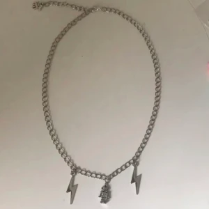 silver halsband  - halsband i silver, reglerbart! frakt 11kr eller mötas i sthlm kontakta om du är intresserad :)