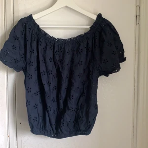 Blå blus/T-shirt  - En jättefin blus/tshirt som är köpt på Nakd, men märket är ruts&circle. Storlek 36.