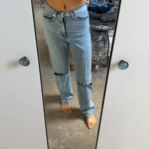 Carin Wester - Säljer dessa snygga jeans från Carin Wester. Längre i benen på mig som är 168cm. Jättesköna. Frakt betalar köparen