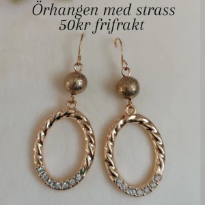 Örhängen med strass - Örhängen i guld färg med strass.  Beställning via DM Tar Swish och Paypal Postas genast och skickar video/bild bevis. Säljer även via Tradera @superbarnen  Instagram @emilysmycken 