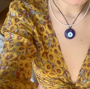 Gul knytblus  - Så söt tröja😍🥺, använt den ungefär 3 gånger o den är i perfekt skick, funkar båda utan och med t shirt under💖