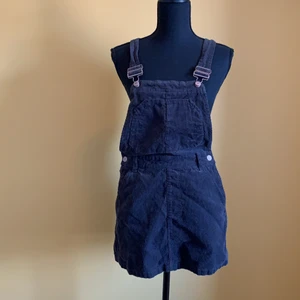 Hängsel klänning  - Det är en grå manchester klänning. Den slutar mitten på låren. Den är använd 2-3 gånger. Va inte rädd för att ställa frågor 🥰