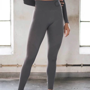 Amin seamless tights strlk M - Använda endast ett pass. Säljer pga för stora för mig i midjan. Jag är 171cm och längden är perfekt. De skönaste tightsen jag äger! Köparen står för frakt, kan annars mötas i Karlstad.