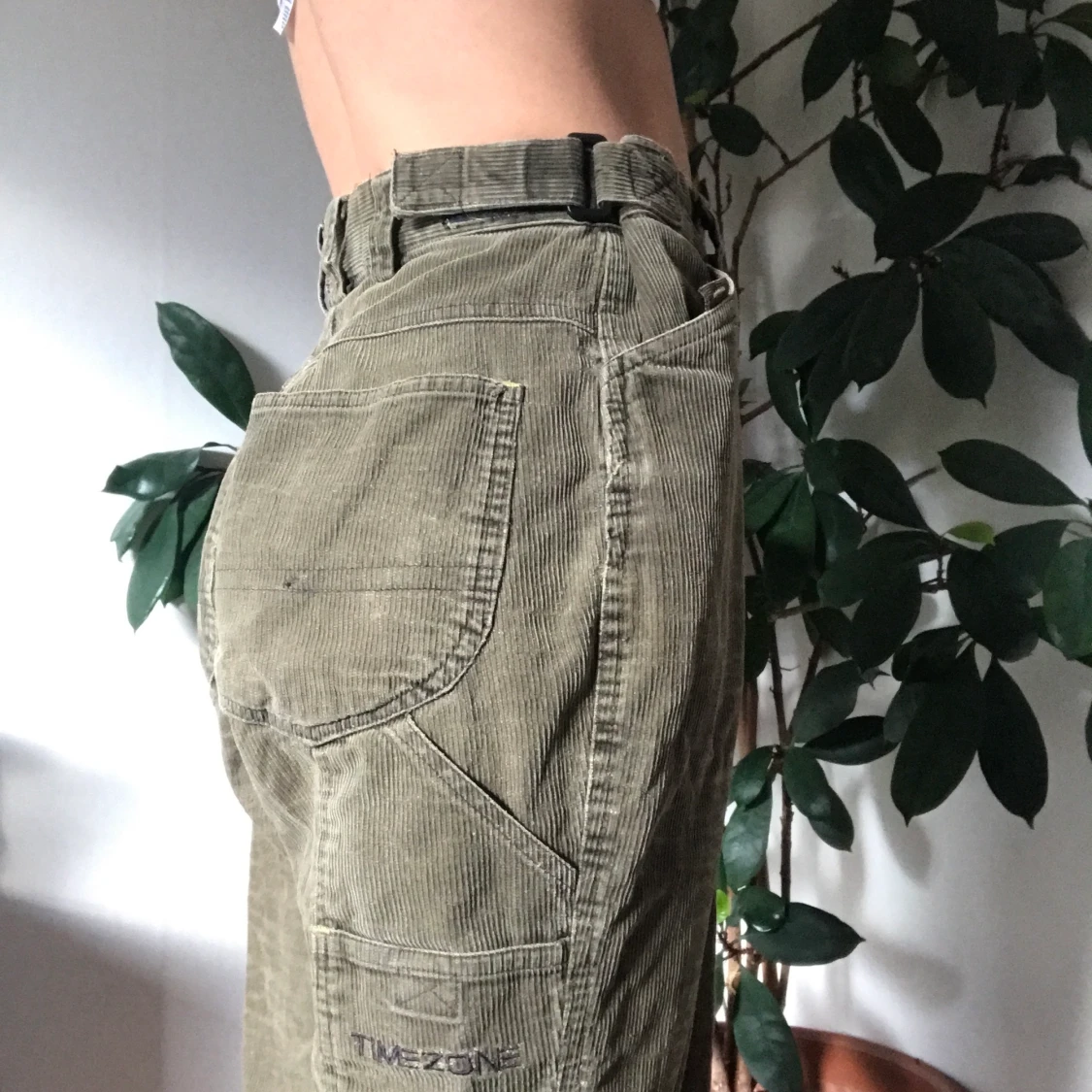 Manchesterbyxor med slitningar