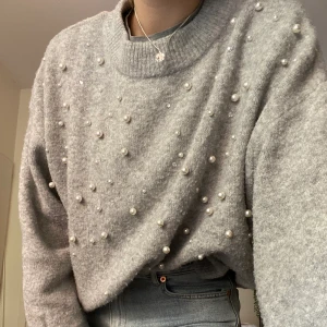 Stickad tröja med pärlor - Intressekoll på denna grå stickade tröja med pärlor. Pärlorna är fastsydda så de ramlar inte av. Superskönt material, inte alls stickig så gissar att materialet är typ polyester till stor del, inte säker dock. Minns inte storleken men jag har vanligtvis s/m som referens. Lägg bud i kommentarerna💞🥰