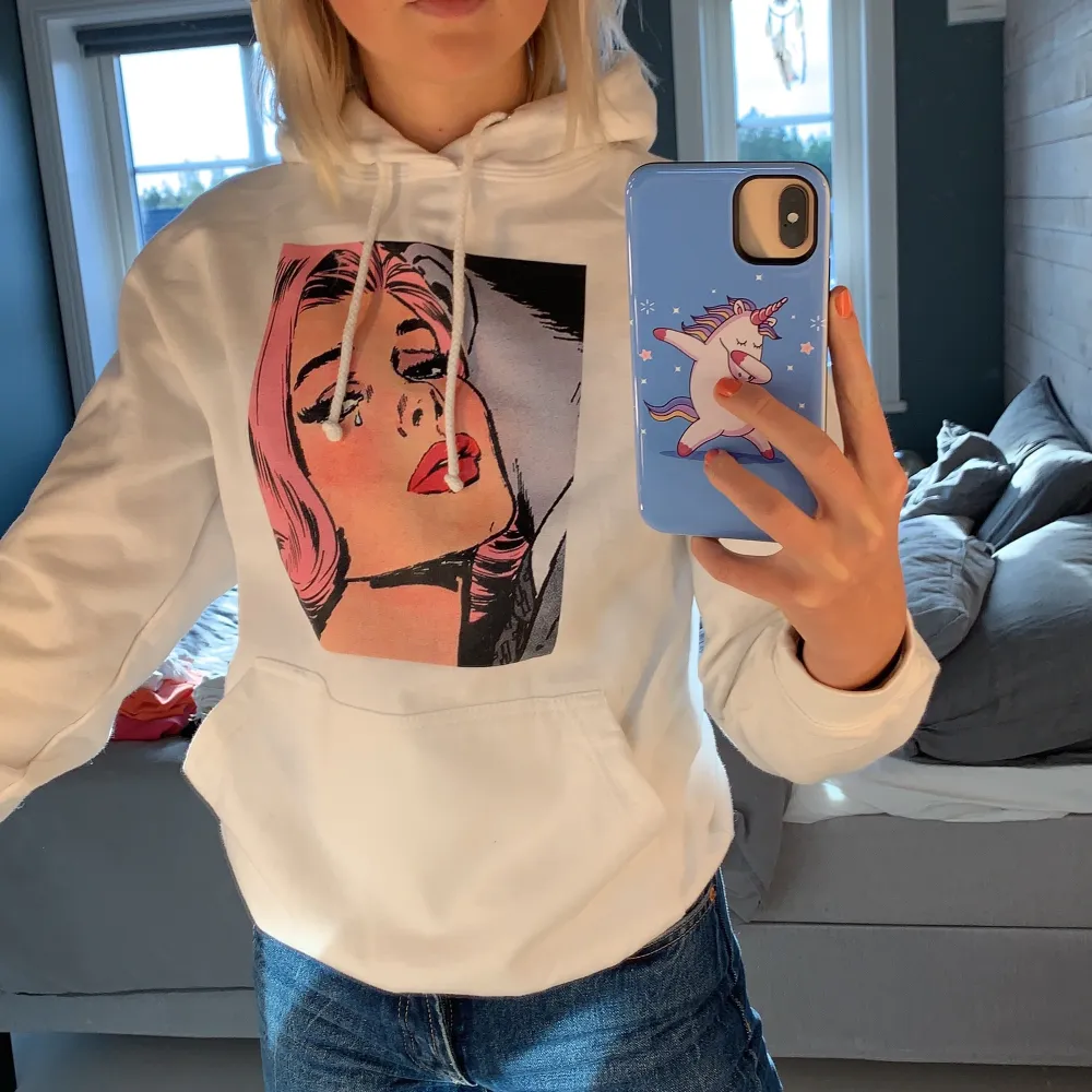 En jättefin och skön hoodie från ett instagramkonto som heter Angelinabyher. Köp förra året så den finns inte kvar att köpa längre. Sparsamt använd. Buda i kommentarerna!! 🤩. Tröjor & Koftor.