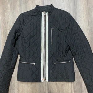 Ralph Lauren jacka - Säljer denna Ralph Lauren jacka i storlek XS och bra skick! Kan mötas i Stockholm eller skickas 💫