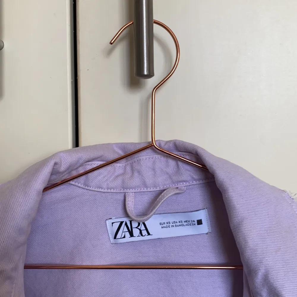 Snygg större jacka från Zara i storlek XS, köparen står för frakten men kan även mötas i Stockholmsområdet🌸. Jackor.