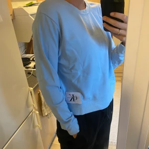 Collegetröja från CALVIN KLEIN - Collegetröja från Calvin Klein Jeans. Strl large men sitter som en small-medium. Kan skicka om köparen står för fraktkostnad. Annars kan jag mötas upp i Halmstad.