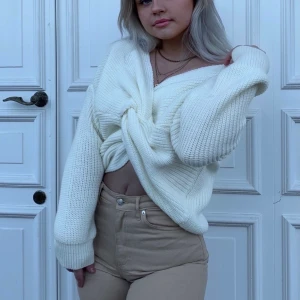 Stickad tröja med knytning! - Säljer min superfina stickade tröja som endast kommit till användning när dessa bilder togs. Så gott som ny. Tröjan kan även användas åt båda hållen, alltså väljer man om mam vill ha knytningen fram eller bak! BUD: 130kr