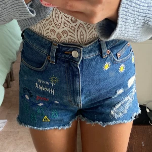 Supersöta Monki shorts  - Säljer dessa supersöta shorts från Monki. Är bra kvalite och lite annorlunda med fina detaljer. 100kr är inklusive frakt! Storleken är 26 men passar mig som normalt har S i underdel.