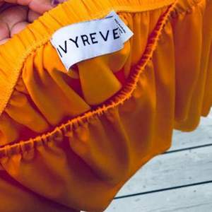 Supersnygg off shoulder topp i härlig orange färg, köpt från IVY REVEL! Använd ca 3 gånger, som ny.