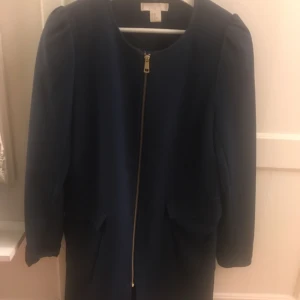  - Marinblå kappa från H&M med lite "puff" armar. Strl 40.