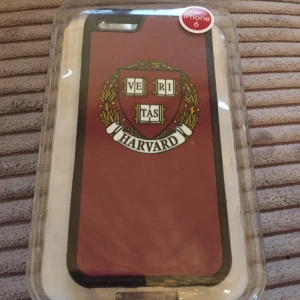  - iPhone 6 mobilskal från Harvard universitet "the Coop store". Aldrig använd. Köpt i Boston, USA 