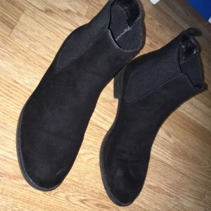  - Supersnygga höstskor, använda 1 gång då de är för små för mig. Köparen står för frakten 