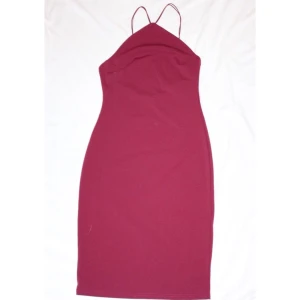  - Vinröd klänning med öppen rygg. Använd en gång, fint skick.