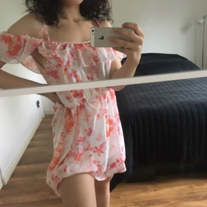  - Söt sommarklänning från bikbok. Plagget finns kvar sålänge det inte står att det är sålt, köparen betalar frakten