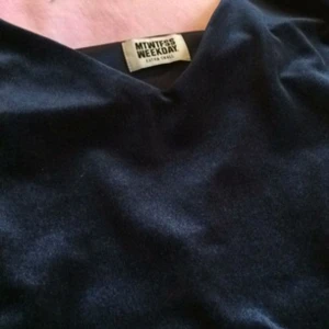  - Sammetstop i mörkblått från weekday. 