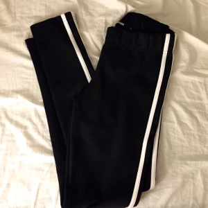  - Tights fån Bik Bok i storlek S, svarta med 2 vita ränder längs hela sidorna.