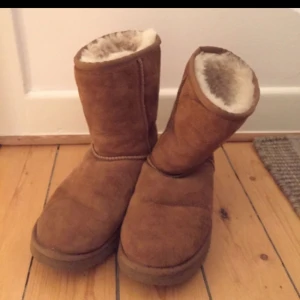 - Ljusbruna uggs knappt använda 