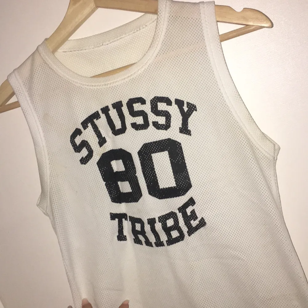 Top med trycket Stussy tribe 💕 säljes då den aldrig kommer till användning, frakt 25 kr☺️. Toppar.