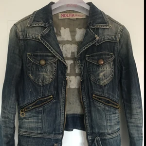  - Jeansjacka ifrån märket NOLITA med fina detaljer på ryggen. Egentligen M i storlek, men passar S. Saknas knapp på ena ärmen annars i gott skick. 