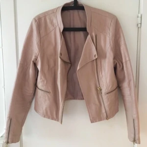  - Rosa skinnjacka från Cubus 