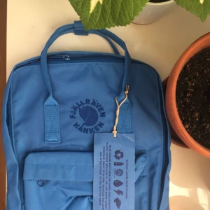  - Säljer en helt ny Rekånken, alltså en kånken gjord på återvunna petflaskor. Den är av färgen UN blue, nypris är 899kr, säljer den för 700kr.