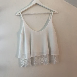  - Jätte söt lite kortare blus med brodyr längst ner. Kan mötas upp i Stockholm eller så står köparen för frakten. 