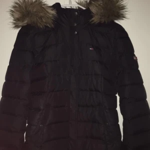  - Köptes för 2500 Köptes vintern 2016 Använd ca 10-15 gånger. Säljer pga att jag valt att inte använda jackor med päls/dun.  Pris kan diskuteras   Fake päls