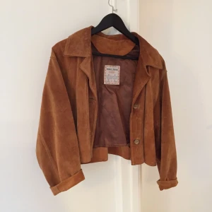  - Supersnygg mockajacka i kortare modell, strl 40 men passar allt från 36! Har själv strl 36 och den sitter snyggt i lite oversize stil. 