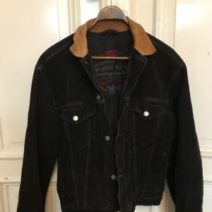  - Levis Vintage Manchester jacka. 80/90-tal i trevligt använt skick. Krage i läder. Hämtas i Uppsala eller skickas spårbart  för 138 Sek. 