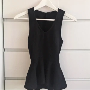  - Från BikBok, storlek S. Öppen i ryggen, ser snyggare ut på än när dem hänger på en galge 😁 Frakt ingår, betalning via swish ⭐️