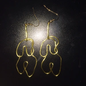  - Guldiga örhängen. Egentillverkade. Frakt: 9 kr 🌻