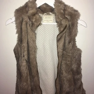  - Pälsväst från zara girls i storlek 152 men passar en XS 