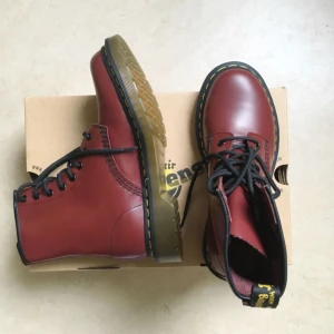  - Helt oanvända Dr Martens Women’s 1460 Smooth i cherry red. Pris kan diskuteras.  
