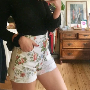  - Såååå himla snygga shorts med skitsnyggt blommönster!! Coola med strumpbyxor under nu på vintern, eller bara som de är under sommaren!🌞