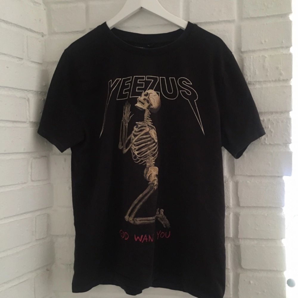 Yeezus tisha från Urban Outfitters, säljer pga kommer inte till användning längre. T-shirts.