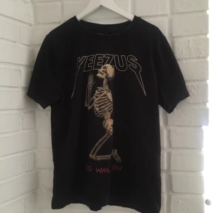 - Yeezus tisha från Urban Outfitters, säljer pga kommer inte till användning längre