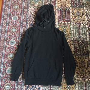 Svart enkel hoodie från H&M. Använd 1-2 gånger.   Köparen står för frakt, har Swish:) 