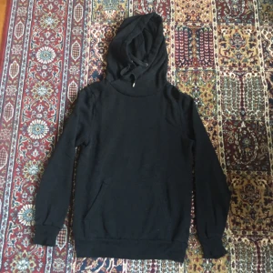  - Svart enkel hoodie från H&M. Använd 1-2 gånger.   Köparen står för frakt, har Swish:) 