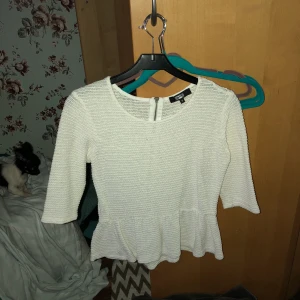  - Peplumtopp från bikbok 3/4 ärm 