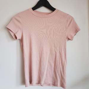 Small pastel pink shirt from monk, barely worn excellent condition  +29kr for shipping