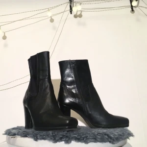  - Svarta läderklackar med dragkedja på sidan🌿 skitläckra verkligen!!!  FRI FRAKT 🌻