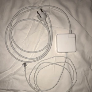  - Laddare till Mac. INGA FEL. Utan har den över då jag har köpt en ny dator.