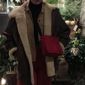  - röd miniväska köpt på second hand tjohej now ain't that a fashion statement!