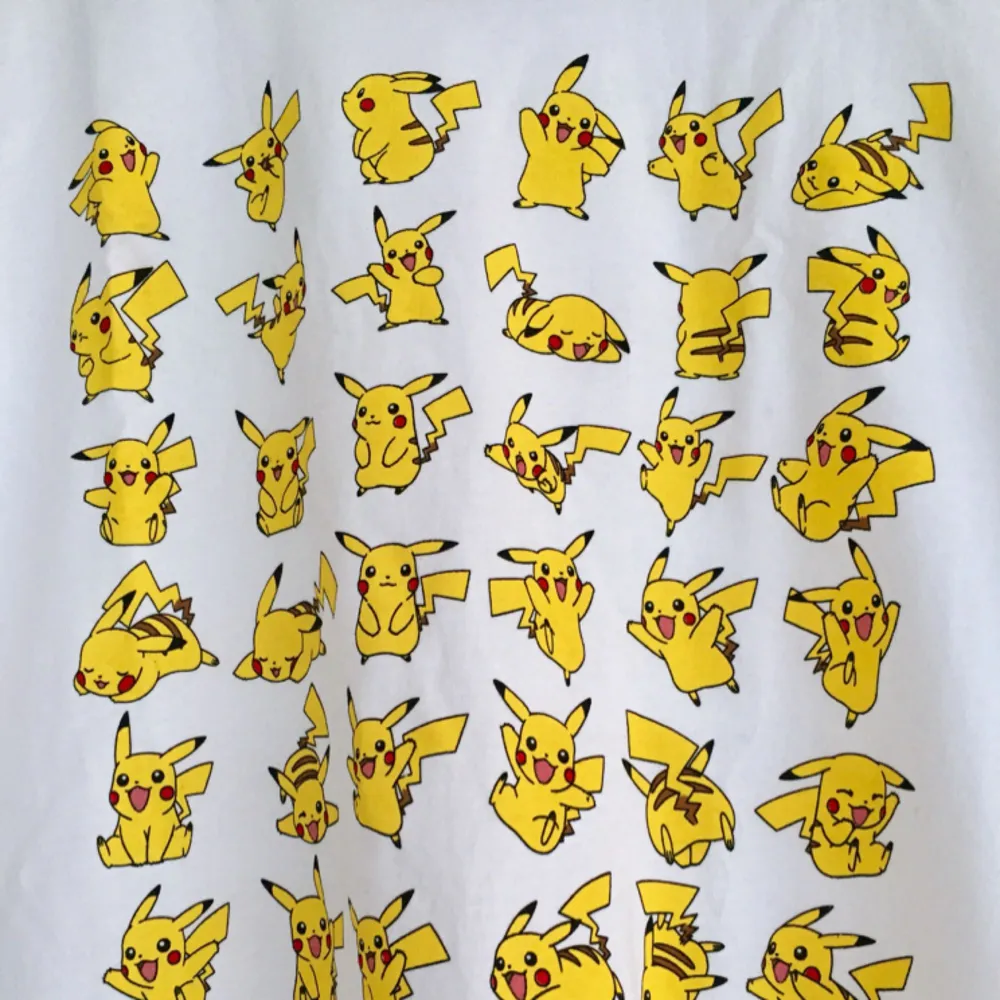 Sprillans ny Pokémon-tisha i bomull med massa oemotståndliga Pikachu för Pokémon-nörden. . T-shirts.